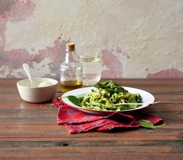 Tagiliatelle mit grünen Spargeln und Spinat-Pesto